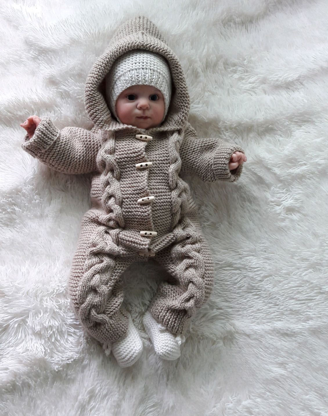 Малыш в вязаном комбинезоне